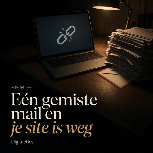 Een envelop die half onder een stapel is geschoven