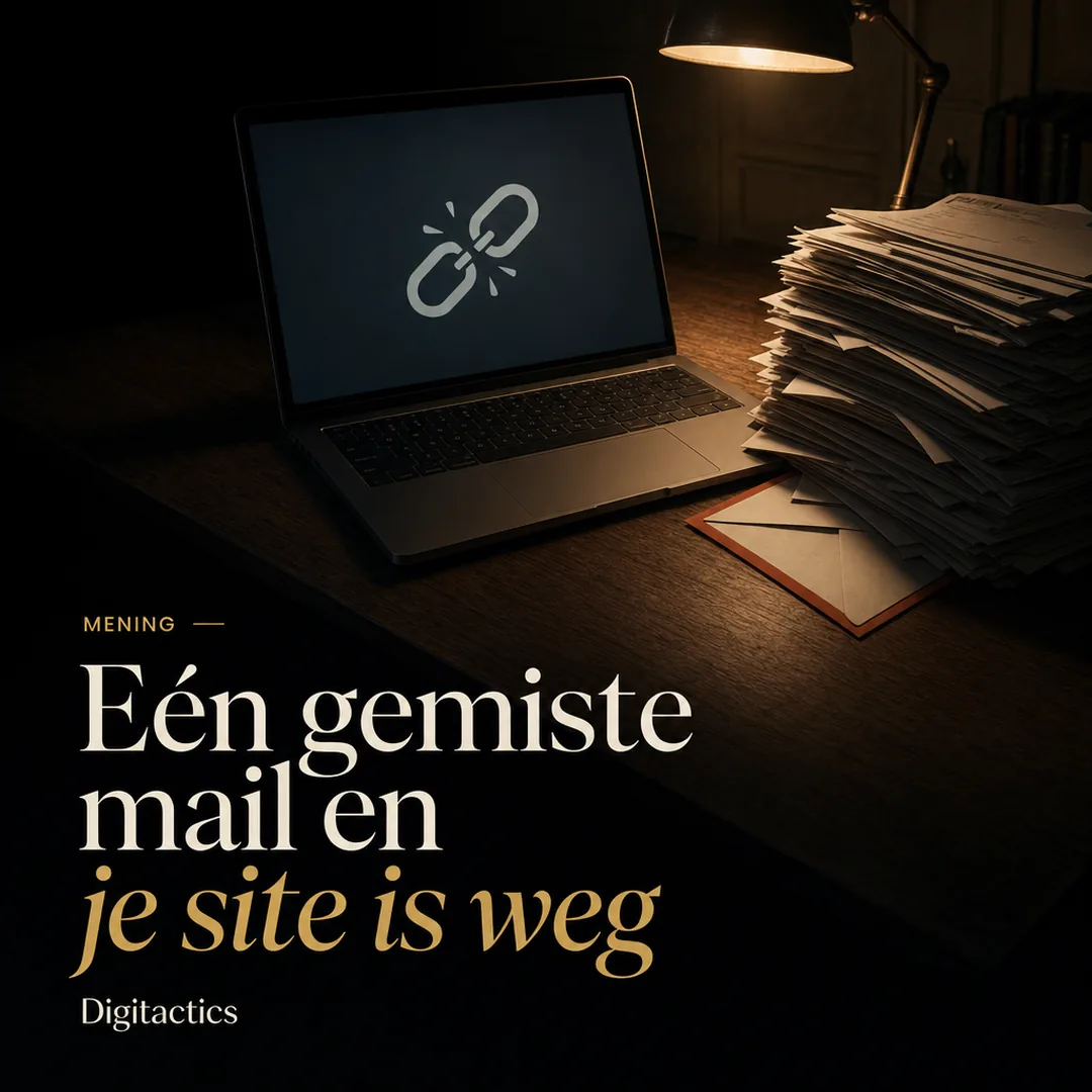 Een envelop die half onder een stapel is geschoven